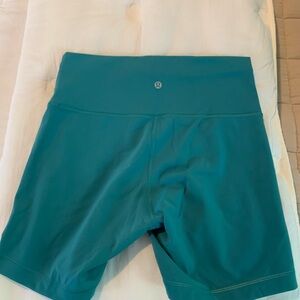 Lululemon Wunder Under Train 6” Shorts Size 10 in a Teal Color